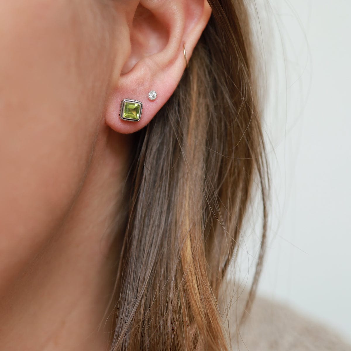 EAR Classic Bali Square Stud with Peridot