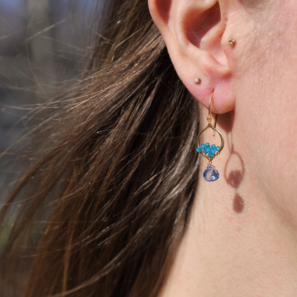EAR-GF Tiny Arabesque Earring in Neon Apatite & Kyanite