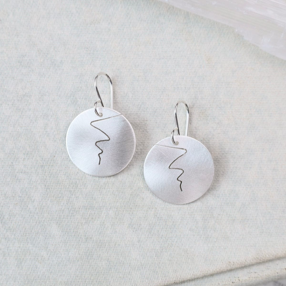 EAR MATTE ROUND DROP WITH ZIGZAG